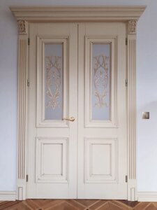 Міжкімнатні двері в зал з порталом, різьбою та золотою патиною
