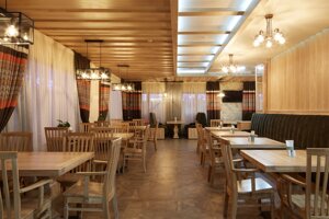Обідні столи для ресторанів, барів та кафе