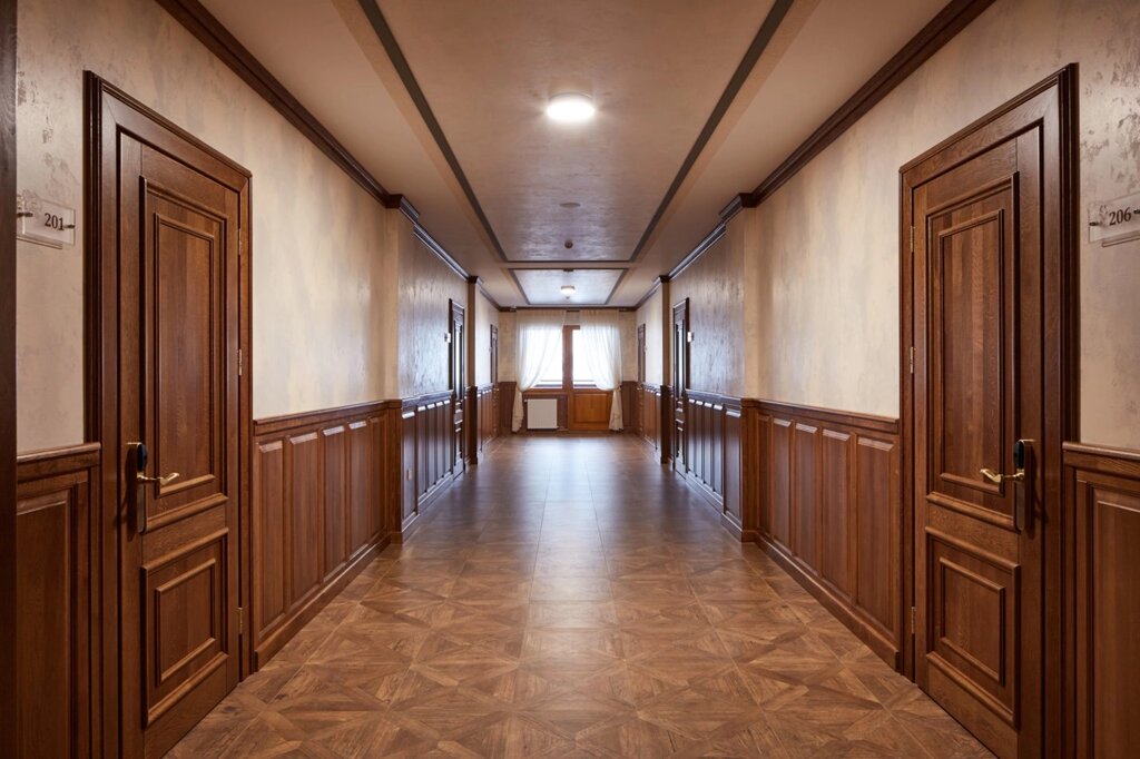 Вхідні двері в номери готелю, дерев&#039;яний дизайн стін и стелі коридорів. - доставка