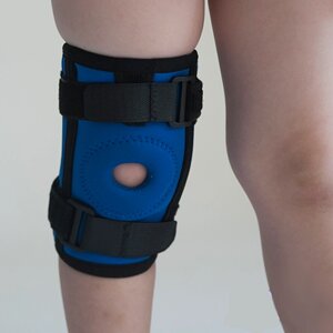 Ортез колінного суглоба з спіральними ребрами жорсткості дитячий Алком 4035 Kids (1)