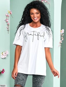 Стильна жіноча футболка з круглим вирізом горловини і контрастним написом з 42 по 46 розмір