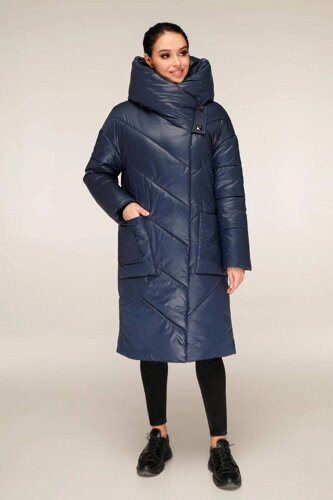 Подовжена зимова куртка з накладними кишенями з об'ємним коміром-капюшоном з 44 по 54 розмір