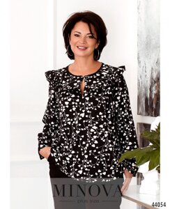 Яскрава блуза з оборками на грудях і декором на напівкруглому вирізі з 44 по 50 розмір