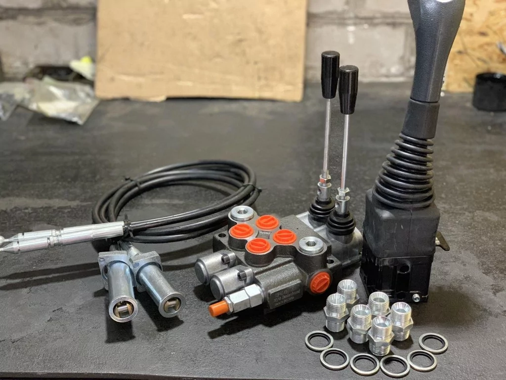 Установка джойстика на мтз 82. Джойстик управления кун МТЗ-82. Болгарский распределитель 2р40. Джойстик управления гидравликой для МТЗ 82. Гидрораспределитель р80 с тросовым управлением