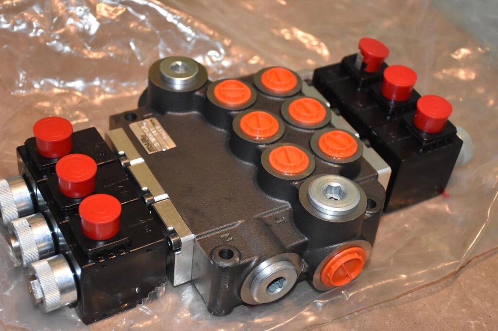 Гідророзподільник Z80 80 л/хв 3 секційний з електричним керуванням на 12 вольтів - роздріб