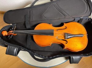 Скрипка дитяча з футляром (вимагає ремонту)