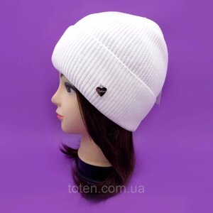 Жіноча шапка біла плюшева на осінь/зиму оксамитова, біла в'язана шапка з Серцем з оксамиту 54-56 розмір
