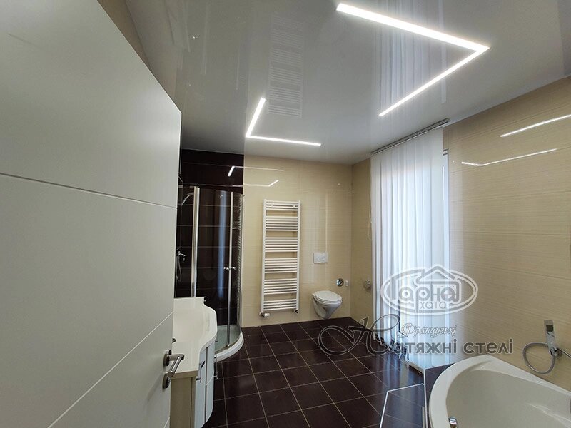 Натяжні стелі у ванній кімнаті від компанії Гарна хата - фото 1