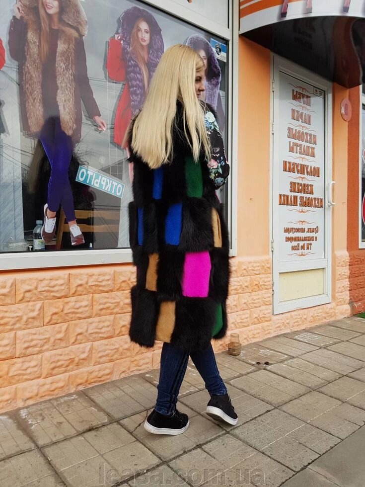 Довга хутряна різнобарвна жилетка для дівчат від компанії Жіночі шуби, жилети з натурального хутра Українського виробника LeaSa - фото 1