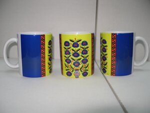 Чашка с украинским декоративным орнаментом.