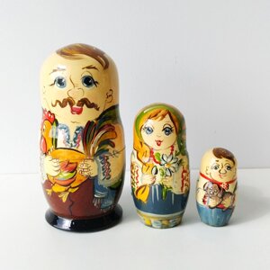Матрьошки українська сім'я в етнічному одязі, дерево, розпис, 11 см.