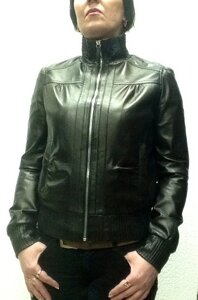 Куртка шкіряна натуральна жіноча чорна під гумку на блискавці з коміром-стійкою