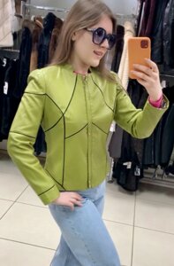 Куртка жіноча з екошкіри коротка на блискавці зелена РОЗМІР+