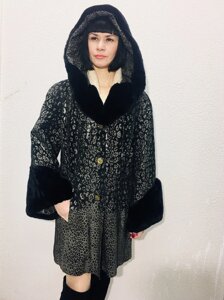 Плащ-пальто жіноче шкіряне натуральне чорне з капюшоном і хутром із золотим принтом