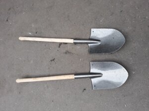 Саперна лопата з рейкової сталі з ручкою.