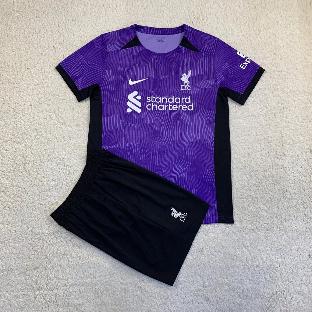 Футбольна форма Ліверпуль фіолетова 2023-24 від компанії Інтернет-магазин молодіжного одягу "Bagsmen" - фото 1