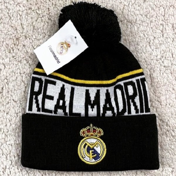 Шапка з помпоном Реал Мадрид чорна від компанії Інтернет-магазин молодіжного одягу "Bagsmen" - фото 1