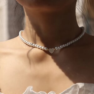 Жіноче намисто з перлів на шию