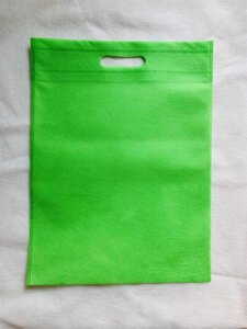 Еко-сумка з спанбонду з прорізними ручками плоска, розмір 30 * 40 см., без принта