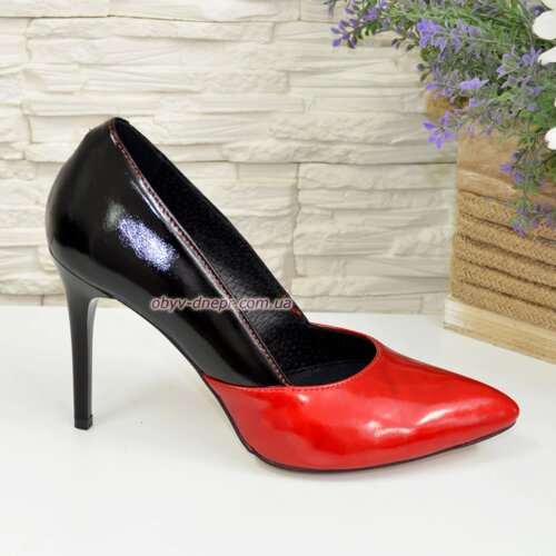 Класичні жіночі лакові туфлі на шпильці, колір червоний/чорний