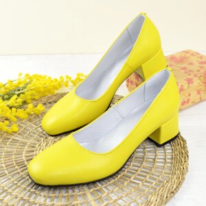 Туфлі шкіряні жіночі на невисокому підборі, колір жовтий. 38 розмір