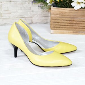 Туфлі жіночі на невисокій шпильці, натуральна шкіра флотар жовтого кольору. 36 розмір