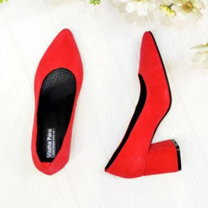 Туфлі жіночі замшеві на стійкому підборі, колір червоний