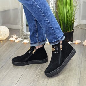 Жіночі замшеві чорні черевики на товстій підошві, декоровані фурнітурою