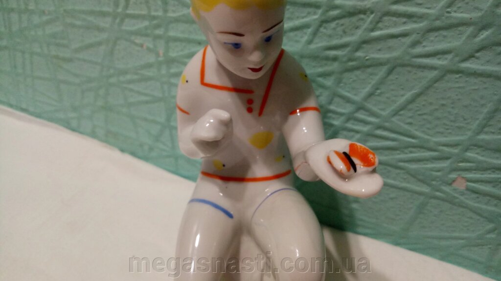 Фарфорова статуетка "Хлопчик з Метеликом" Полонський завод художньої кераміки від компанії MEGASNASTI - фото 1