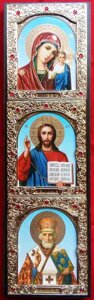 Вертикальний іконостас. Дерев'яний темний кіот з золотим окладом і камінням