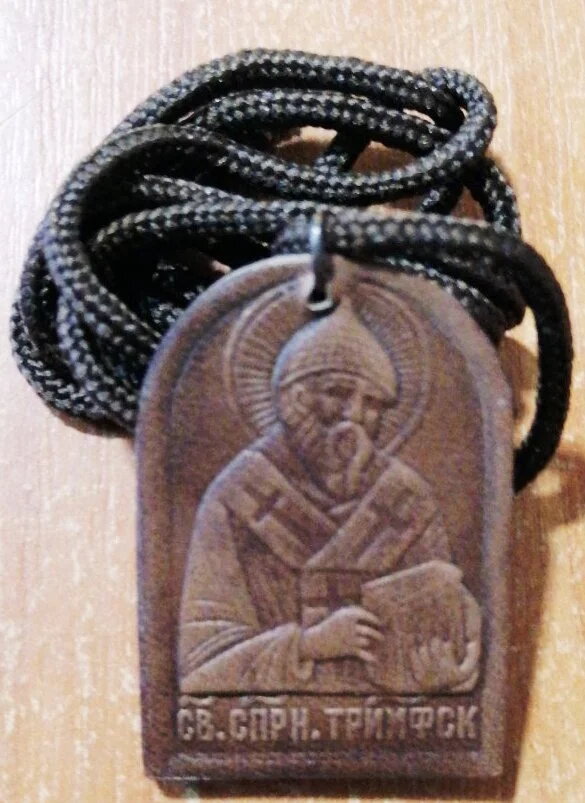 Медальйон шкіряний на шкіряній тасьмі, "Спиридон" — фото 1