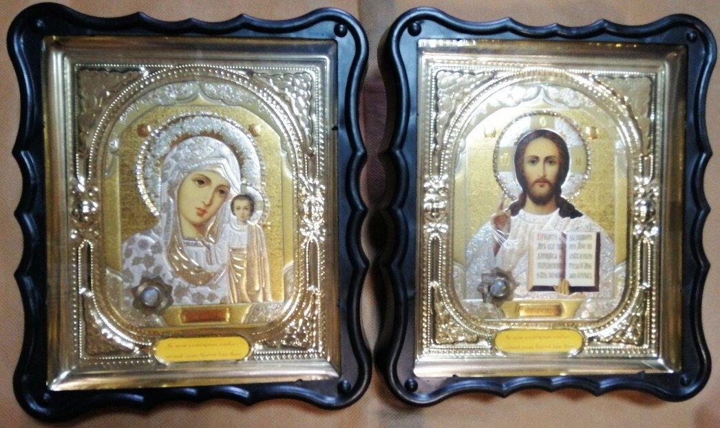 Ікони пара, в пластиковому фігурному кіоті, з капсулою і стразами — фото 1
