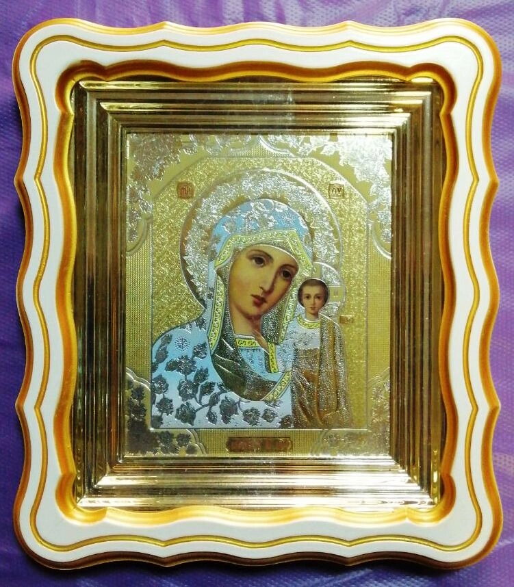 Ікона Казанська, фігурній дерев'яний кіот з патиною, зі склом. У середіні золотий оклад. 26х29х5 см. — фото 1