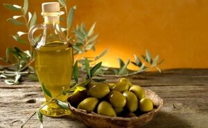 Оливкова олія та оливки