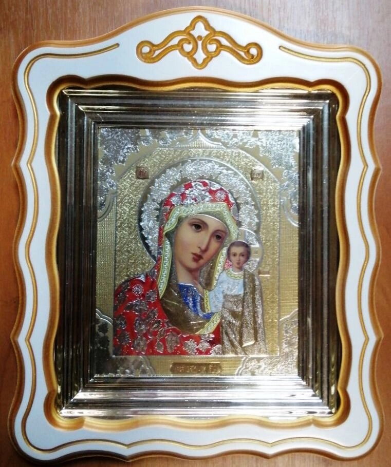 Ікона Казанська, фігурній дерев'яний кіот з патиною, зі склом. У середіні золотий оклад. 26х29х5 см. — фото 1