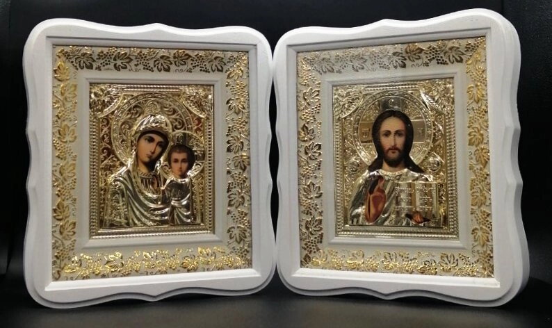 Ікони пари Спаситель+Казанська золото 26,5х29 см., у білому дерев'яному фігурному кіоті — фото 1