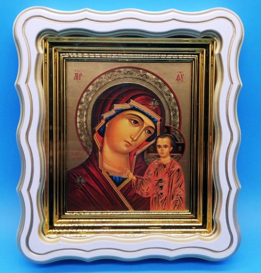 Ікона Казанська, фігурній дерев'яний кіот з патиною, зі склом. У середіні золотий оклад. 26х29х5 см. — фото 1