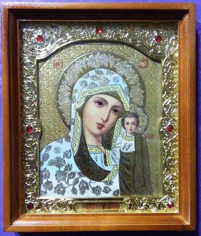 Ікона "Казанська" 26, прямий дерев'яний темний кіот розміром 170х200х25 мм, зі склом з золотим окладом з камінням — фото 1