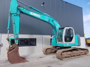 Екскаватор короткого радіусу Kobelco SK235SR на гусеничному ходу