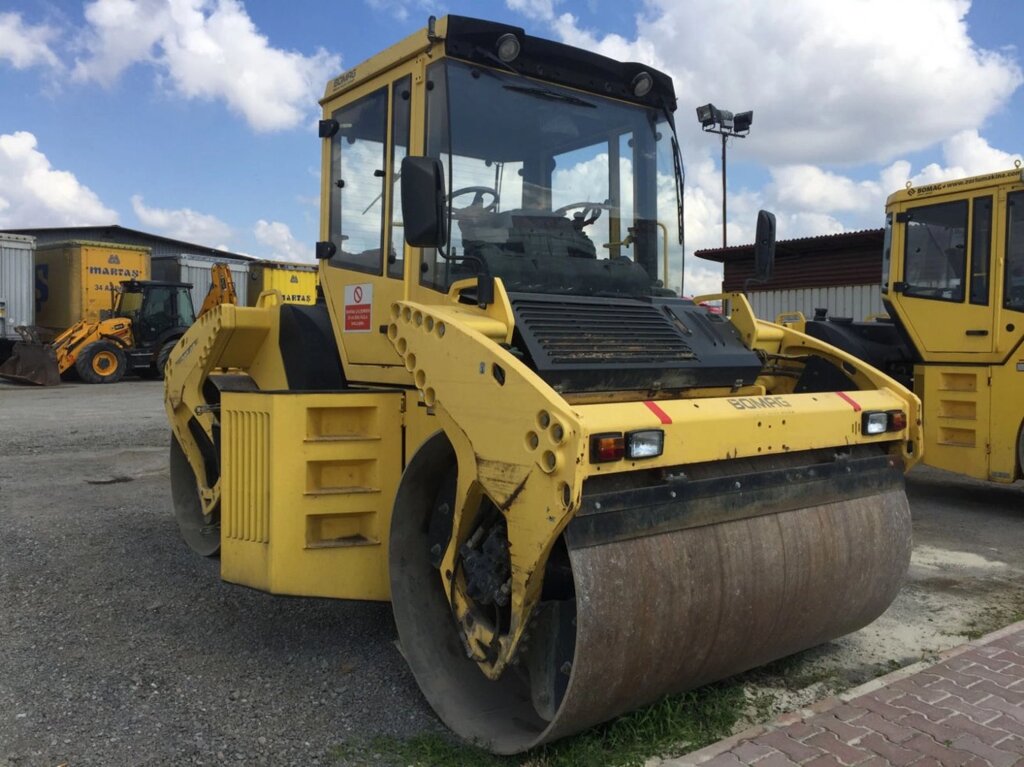 Двохвальцевий коток Bomag BW 202 AD-4. - наявність