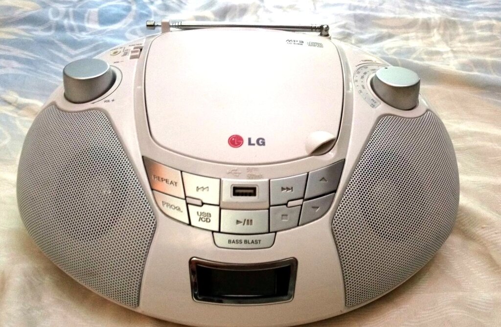 Магнитола LG SB16W с USB, функция конвертирования CD дисков в MP3, б/у в идеальном состоянии от компании ПО СПЕЦАНТЕННЫ  Связь без преград! - фото 1