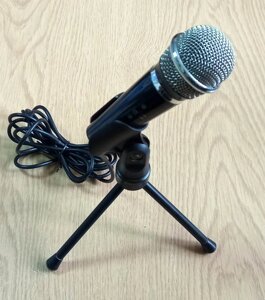 Уживаний робочий мікрофон Trust з вимикачем звуку та підставкою-треногою