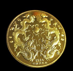 Сувенірна монета-талісман Дракони грають з намистинами, щаслива монета золотистого кольору